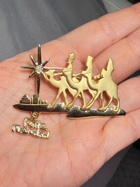Danecraft Vintage Three Wise Men Brooch Feliz Navidad Dangle Gold Tone